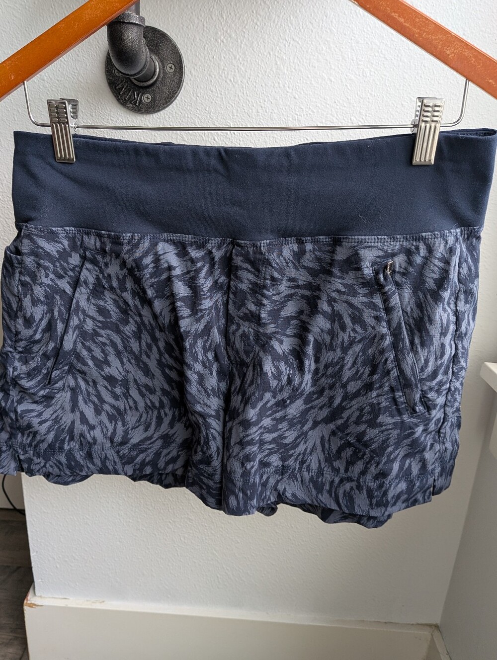 Athleta Trekkie North Printed Hiking Shorts Navy Grey Lynx Pattern Size 8